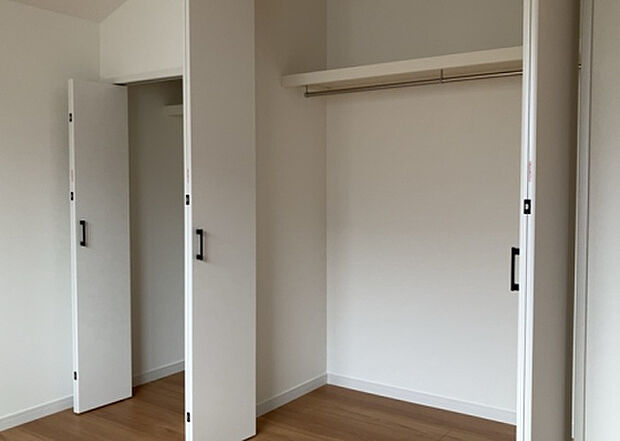 【ウォークインクローゼット】ウォークインクローゼットがあれば、クローゼット内でコーディネートが完成できますし、季節の変わり目に行う衣替えの手間も省けます。また、スーツケースなど大きいものもしまうことができ使い勝手がよいです。