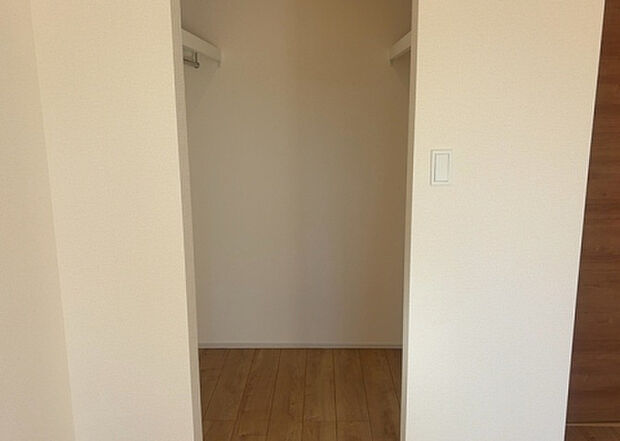 【ウォークインクローゼット】ウォークインクローゼットがあれば、クローゼット内でコーディネートが完成できますし、季節の変わり目に行う衣替えの手間も省けます。また、スーツケースなど大きいものもしまうことができ使い勝手がよいです。