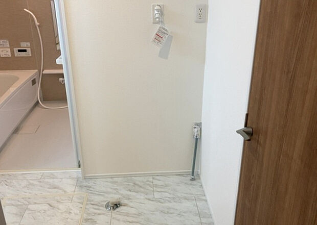 【ランドリースペース】ランドリースペースも気になります。洗濯機置場があり「洗う、干す、取り込む、アイロンがけ、たたむ」など、洗濯に関する家事をするための空間です。広さや収納など付帯設備も含めて、詳細は現地でご確認ください。