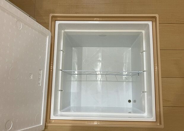 【キッチン床下収納】キッチン床下収納は、調理器具や食器などをスッキリと収納できる便利なスペースです。収納量が多いもの、引き出しがスムーズに開閉するものなど、使い勝手の良いものを選ぶことが大切です。また、湿気がこもりやすい場所なので、通気性の良いものを選ぶこともおすすめです。