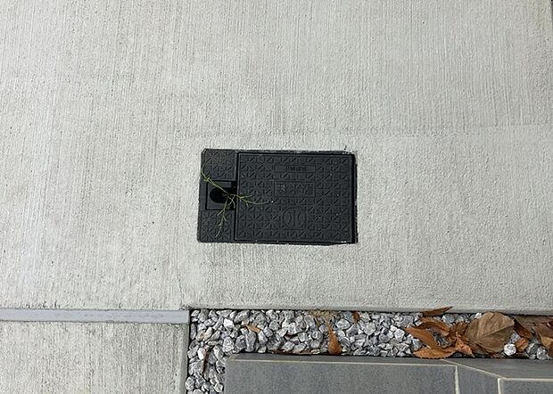 【外水栓】外水栓は、庭の水やりや洗車など、様々な用途に使える便利な設備です。ホースがしっかりと接続できるもの、水圧が安定しているものなど、使い勝手の良いものを選びましょう。また、凍結防止機能が付いているものなら、冬場でも安心して使用できます。