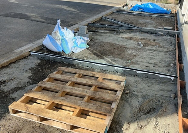 【駐車場】駐車場と明記されていても、最小スペースでつくられた駐車場だと大型車は駐車できなかったり、出入りしにくくなったりする可能性があります。お車のサイズと購入したい物件の駐車場のサイズを現地で確認しましょう。