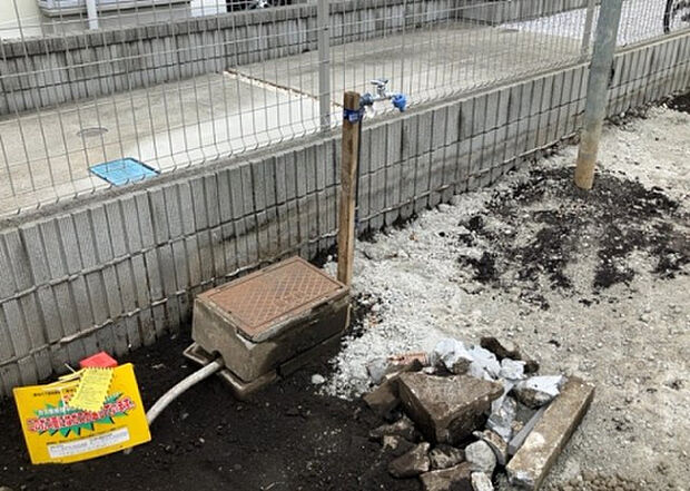 【その他設備】敷地内には、散水栓や立水栓があります。水道水を直接利用できるため、水を運ぶ手間を省くことが出来ます。大量の水を必要とする洗車作業や清掃などに役立ちます。その他設備とあわせて、現地でご確認ください。