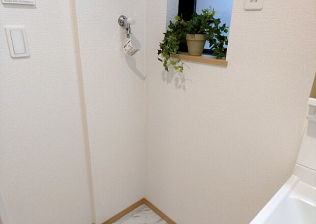 【ランドリースペース】ランドリースペースも気になります。洗濯機置場があり「洗う、干す、取り込む、アイロンがけ、たたむ」など、洗濯に関する家事をするための空間です。広さや収納など付帯設備も含めて、詳細は現地でご確認ください。