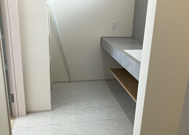 【脱衣場】多くの戸建て住宅で見かける洗面脱衣所は、洗面台と洗濯機が2畳ほどのスペースに並べられていて、洗面所が脱衣所を兼ね備えている間取りが一般的です。お客様が利用することもある、パブリックな空間でもあります。