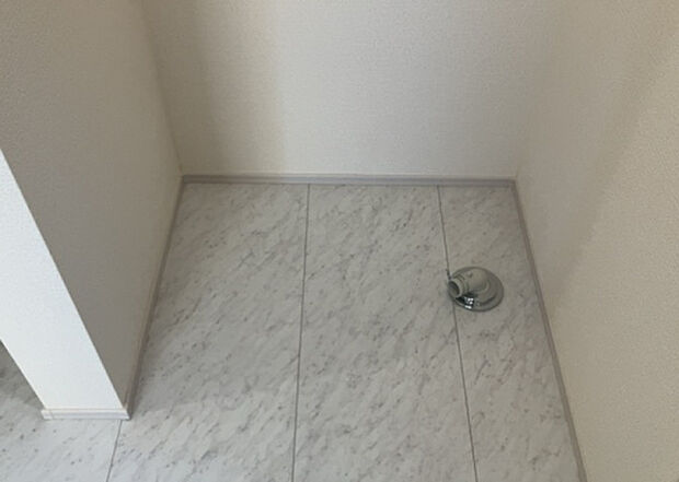 【ランドリースペース】ランドリースペースも気になります。洗濯機置場があり「洗う、干す、取り込む、アイロンがけ、たたむ」など、洗濯に関する家事をするための空間です。広さや収納など付帯設備も含めて、詳細は現地でご確認ください。