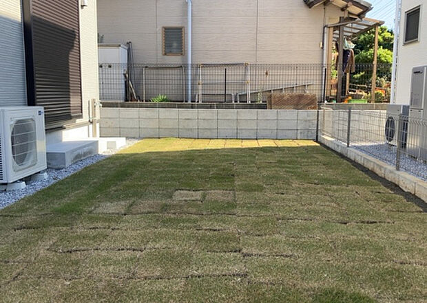 【庭】庭があることでガーデニングや家庭菜園はもちろん、こどもの遊び場やペットを放して遊ぶことができます。また、家の周囲に余裕があるということです。隣地との間があれば、十分な日当たりと、風通しが確保できます。