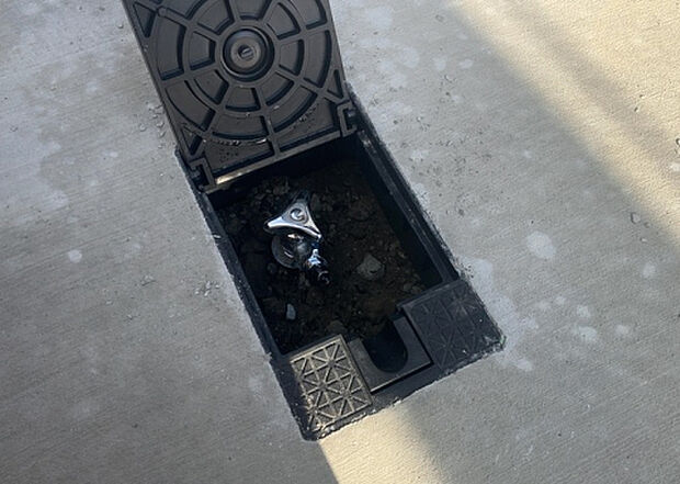 【その他設備】敷地内には、散水栓や立水栓があります。水道水を直接利用できるため、水を運ぶ手間を省くことが出来ます。大量の水を必要とする洗車作業や清掃などに役立ちます。その他設備とあわせて、現地でご確認ください。