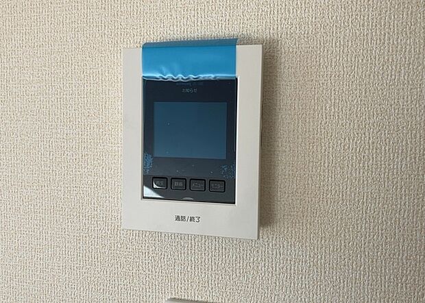 【ＴＶモニター付きインターホン】TVモニター付きインターホンは、来訪者の顔を確認できるだけでなく、音声でやり取りすることもできるため、セキュリティ面で安心できる設備です。モニター画面が大きく見やすいもの、夜間でも来訪者をしっかりと確認できるものなど、機能性を重視したいところです。