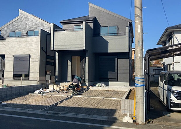 【前面道路含む現地写真_2】お持ちの車種によっては前面道路が広い方が便利でしょう。しかし、前面道路が広ければその分交通量が多くなるため、騒音などが気になる場合があります。実際に現地を見学し、周辺交通量や騒音などを確認しましょう！