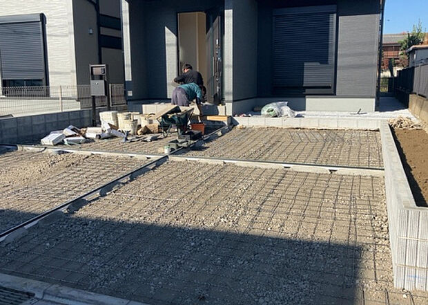 【駐車場】駐車場と明記されていても、最小スペースでつくられた駐車場だと大型車は駐車できなかったり、出入りしにくくなったりする可能性があります。お車のサイズと購入したい物件の駐車場のサイズを現地で確認しましょう。