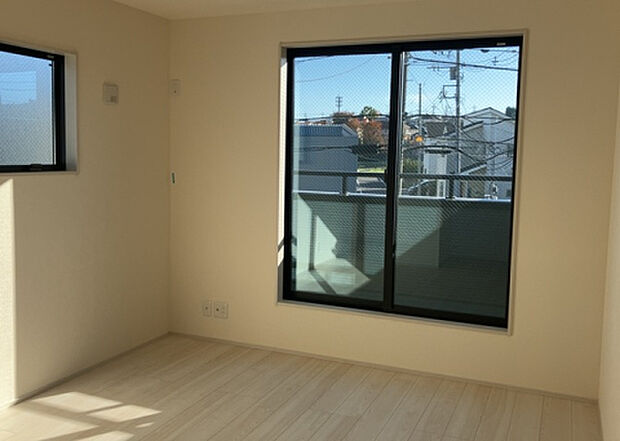 【洋室】洋室のメリットは重い家具が置きやすく、身の回りが整理しやすいことです。 床がフローリングのため畳とは異なり凹みにくいです。 クローゼットなど収納が豊富で、普段使わない旅行カバンや服の整頓も簡単にです。