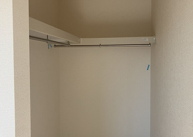 【ウォークインクローゼット】ウォークインクローゼットがあれば、クローゼット内でコーディネートが完成できますし、季節の変わり目に行う衣替えの手間も省けます。また、スーツケースなど大きいものもしまうことができ使い勝手がよいです。