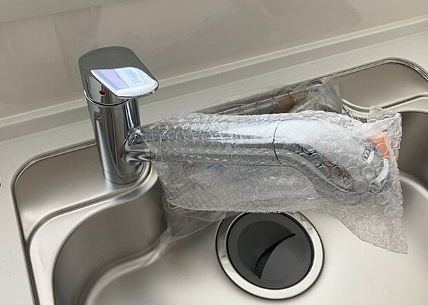 【キッチン水栓】キッチン水栓は、毎日必ず使うものだからこそ、使いやすさが重要です。シャワーヘッドの切り替えがスムーズか、吐水量が調節できるか、水しぶきが飛び散りにくい構造か、浄水機能が付いているかなど、日々の家事を快適にするための機能が数多くあります。また、デザインも多種多様なので、キッチン全体の雰囲気に合わせたものを選ぶことができます。