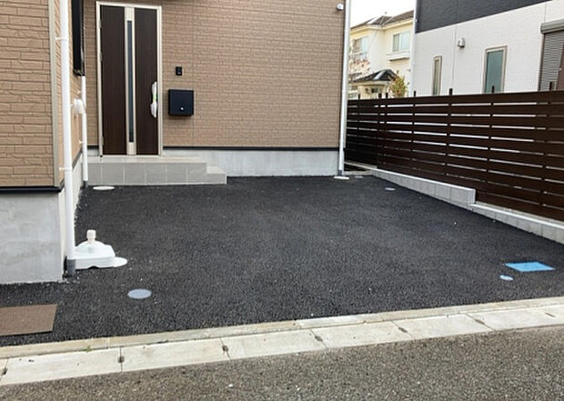 【駐車場】駐車場と明記されていても、最小スペースでつくられた駐車場だと大型車は駐車できなかったり、出入りしにくくなったりする可能性があります。お車のサイズと購入したい物件の駐車場のサイズを現地で確認しましょう。