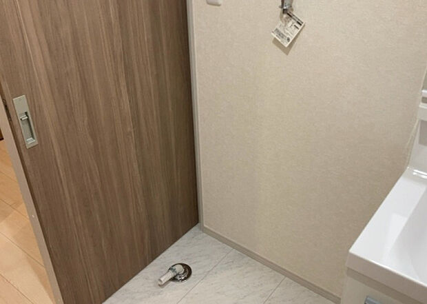 【ランドリースペース】ランドリースペースも気になります。洗濯機置場があり「洗う、干す、取り込む、アイロンがけ、たたむ」など、洗濯に関する家事をするための空間です。広さや収納など付帯設備も含めて、詳細は現地でご確認ください。