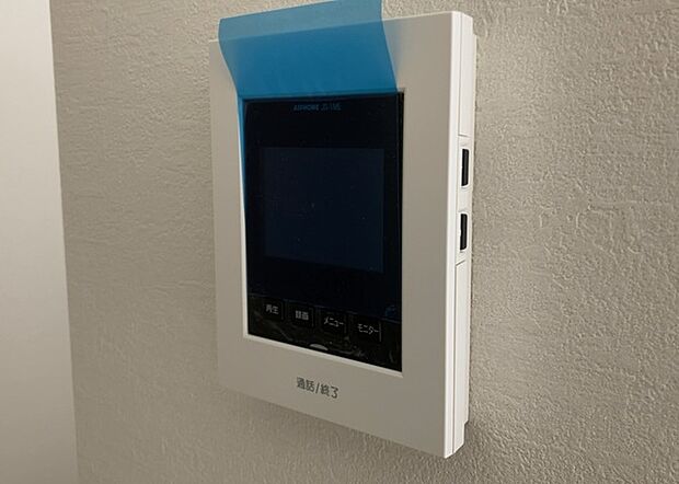 【TVモニター付きインターホン】TVモニター付きインターホンは、来訪者の顔を確認できるだけでなく、音声でやり取りすることもできるため、セキュリティ面で安心できる設備です。モニター画面が大きく見やすいもの、夜間でも来訪者をしっかりと確認できるものなど、機能性を重視したいところです。