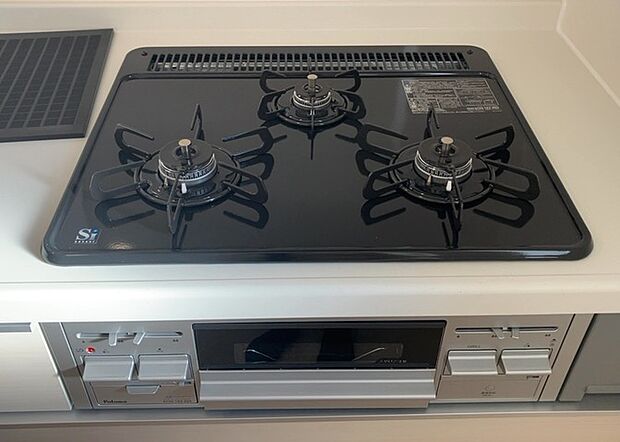 【キッチンコンロ】キッチンコンロは、料理の質を大きく左右する重要な設備です。火力調整のしやすさ、グリル機能の有無、安全装置の充実度など、選ぶポイントがたくさんあります。特に、IHクッキングヒーターは、お手入れのしやすさや安全性が高く、近年人気が高まっています。