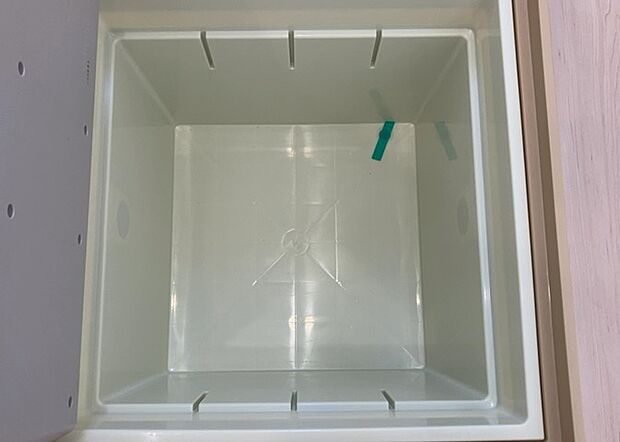 【キッチン床下収納】キッチン床下収納は、調理器具や食器などをスッキリと収納できる便利なスペースです。収納量が多いもの、引き出しがスムーズに開閉するものなど、使い勝手の良いものを選ぶことが大切です。また、湿気がこもりやすい場所なので、通気性の良いものを選ぶこともおすすめです。