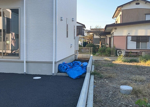 【庭】庭があることでガーデニングや家庭菜園はもちろん、こどもの遊び場やペットを放して遊ぶことができます。また、家の周囲に余裕があるということです。隣地との間があれば、十分な日当たりと、風通しが確保できます。