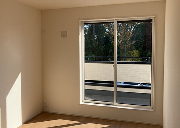 【洋室】洋室のメリットは重い家具が置きやすく、身の回りが整理しやすいことです。 床がフローリングのため畳とは異なり凹みにくいです。 クローゼットなど収納が豊富で、普段使わない旅行カバンや服の整頓も簡単にです。