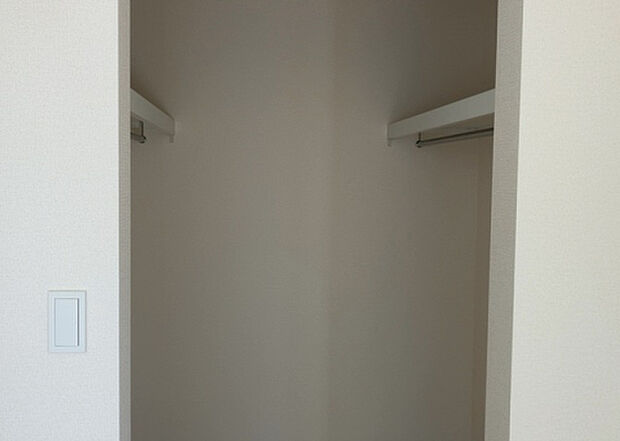 【ウォークインクローゼット】ウォークインクローゼットがあれば、クローゼット内でコーディネートが完成できますし、季節の変わり目に行う衣替えの手間も省けます。また、スーツケースなど大きいものもしまうことができ使い勝手がよいです。