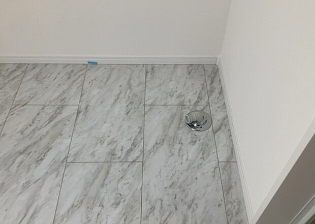 【ランドリースペース】ランドリースペースも気になります。洗濯機置場があり「洗う、干す、取り込む、アイロンがけ、たたむ」など、洗濯に関する家事をするための空間です。広さや収納など付帯設備も含めて、詳細は現地でご確認ください。