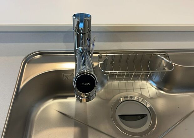 【キッチン水栓】キッチン水栓は、毎日必ず使うものだからこそ、使いやすさが重要です。シャワーヘッドの切り替えがスムーズか、吐水量が調節できるか、水しぶきが飛び散りにくい構造か、浄水機能が付いているかなど、日々の家事を快適にするための機能が数多くあります。また、デザインも多種多様なので、キッチン全体の雰囲気に合わせたものを選ぶことができます。