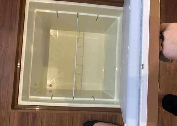 【キッチン床下収納】キッチン床下収納は、調理器具や食器などをスッキリと収納できる便利なスペースです。収納量が多いもの、引き出しがスムーズに開閉するものなど、使い勝手の良いものを選ぶことが大切です。また、湿気がこもりやすい場所なので、通気性の良いものを選ぶこともおすすめです。