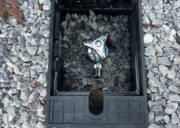 【外水栓】外水栓は、庭の水やりや洗車など、様々な用途に使える便利な設備です。ホースがしっかりと接続できるもの、水圧が安定しているものなど、使い勝手の良いものを選びましょう。また、凍結防止機能が付いているものなら、冬場でも安心して使用できます。