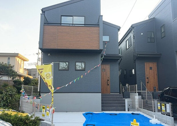 【前面道路含む現地写真_2】お持ちの車種によっては前面道路が広い方が便利でしょう。しかし、前面道路が広ければその分交通量が多くなるため、騒音などが気になる場合があります。実際に現地を見学し、周辺交通量や騒音などを確認しましょう！