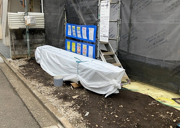 【庭_2】庭のある家に住むことのメリットとして、子どもたちの遊び場を確保できること、ガーデニングや家庭菜園を楽しめること、明るさを確保できることがあります。また、配置を工夫することでプライバシーが確保できます。