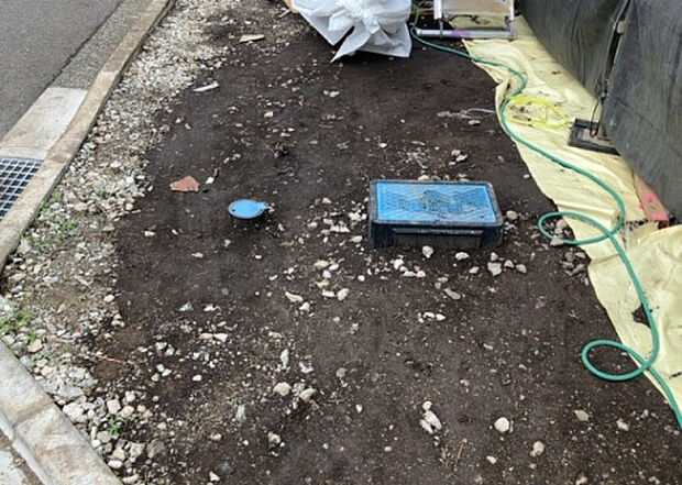 【その他設備】敷地内には、散水栓や立水栓があります。水道水を直接利用できるため、水を運ぶ手間を省くことが出来ます。大量の水を必要とする洗車作業や清掃などに役立ちます。その他設備とあわせて、現地でご確認ください。