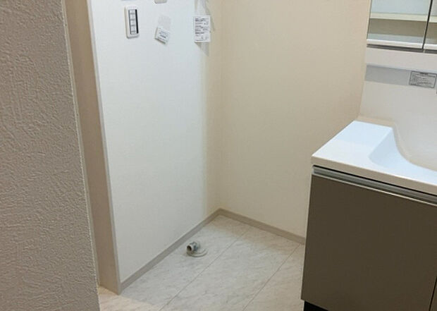 【ランドリースペース】ランドリースペースも気になります。洗濯機置場があり「洗う、干す、取り込む、アイロンがけ、たたむ」など、洗濯に関する家事をするための空間です。広さや収納など付帯設備も含めて、詳細は現地でご確認ください。