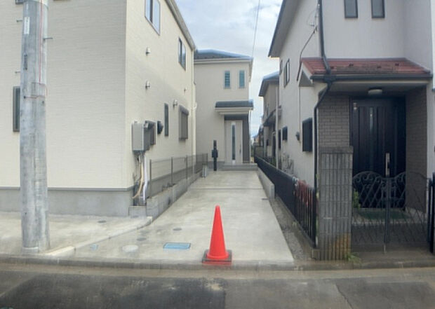 【前面道路含む現地写真_2】お持ちの車種によっては前面道路が広い方が便利でしょう。しかし、前面道路が広ければその分交通量が多くなるため、騒音などが気になる場合があります。実際に現地を見学し、周辺交通量や騒音などを確認しましょう!