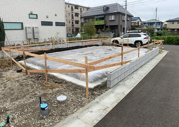 【外観_3】現地に行くなら、物件の周囲の地形がどうなっているかを見ることも大切です。周辺より低くなっている土地では、大雨などで水が集まりやすいため、地盤が弱くなっているということも考えられるため、注意が必要です。