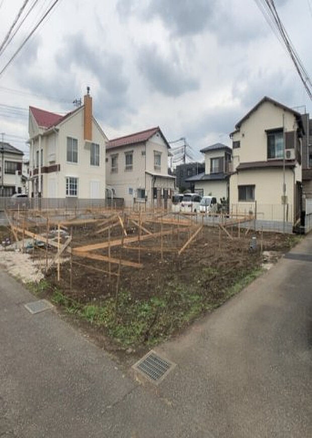 【構造・工法・仕様_2】ベタ基礎とは、柱の位置に関係なく全体に基礎がある事を指し、面積が大きい分建物の重さを全体に分散できます。また、地面からの湿気や害虫を遮断でき、木造住宅で心配されるシロアリ被害を防ぐ効果も期待できます。