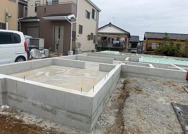 【構造・工法・仕様_2】ベタ基礎とは、柱の位置に関係なく全体に基礎がある事を指し、面積が大きい分建物の重さを全体に分散できます。また、地面からの湿気や害虫を遮断でき、木造住宅で心配されるシロアリ被害を防ぐ効果も期待できます。