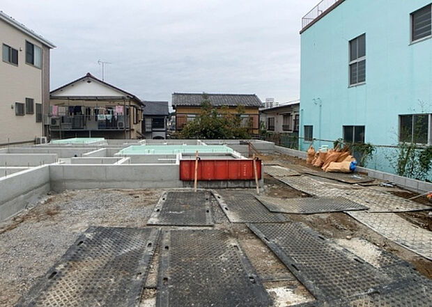 【玄関_2】玄関は、狭すぎると複数人で使いにくく、広すぎても無駄な空間になりがちです。最低2畳を目安にして、家の広さとの兼ね合いや家族の人数を考慮して決めるとよいでしょう。現地を見学して快適な玄関を選びましょう！