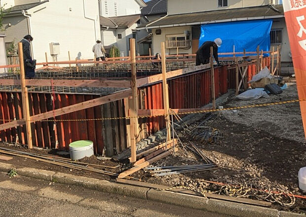 【玄関】玄関は家の顔でもあり、家族以外の目にも止まる場所です。玄関は外との間を仕切る扉、靴などをしまっておく収納スペース、靴脱ぎのたたきスペース、来客とのやり取りをするドアホンなど複数のアイテムからなります。