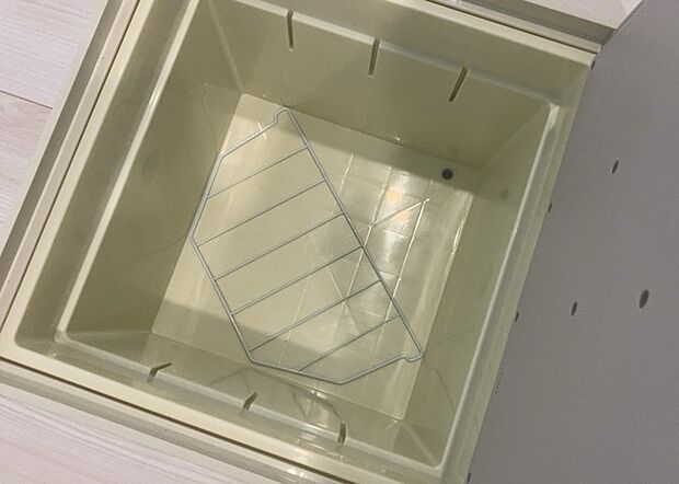 【キッチン床下収納】キッチン床下収納は、調理器具や食器などをスッキリと収納できる便利なスペースです。収納量が多いもの、引き出しがスムーズに開閉するものなど、使い勝手の良いものを選ぶことが大切です。また、湿気がこもりやすい場所なので、通気性の良いものを選ぶこともおすすめです。