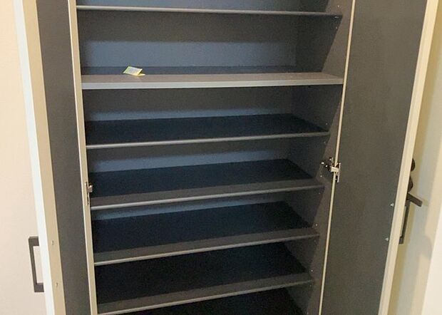 【玄関収納】玄関収納は、靴や傘、コートなどをスッキリと収納できるだけでなく、来客時に見せる顔となるため、家の顔とも言えます。収納量だけでなく、デザイン性も重視したいところです。ミラー付きの収納であれば、外出前の身だしなみチェックにも便利です。