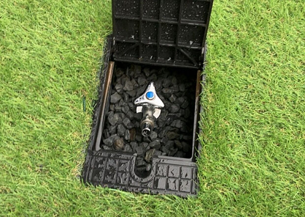 【その他設備】敷地内には、散水栓や立水栓があります。水道水を直接利用できるため、水を運ぶ手間を省くことが出来ます。大量の水を必要とする洗車作業や清掃などに役立ちます。その他設備とあわせて、現地でご確認ください。