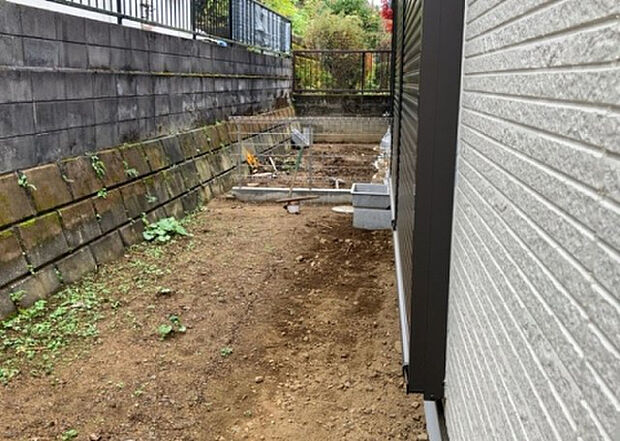 【庭】庭があることでガーデニングや家庭菜園はもちろん、こどもの遊び場やペットを放して遊ぶことができます。また、家の周囲に余裕があるということです。隣地との間があれば、十分な日当たりと、風通しが確保できます。