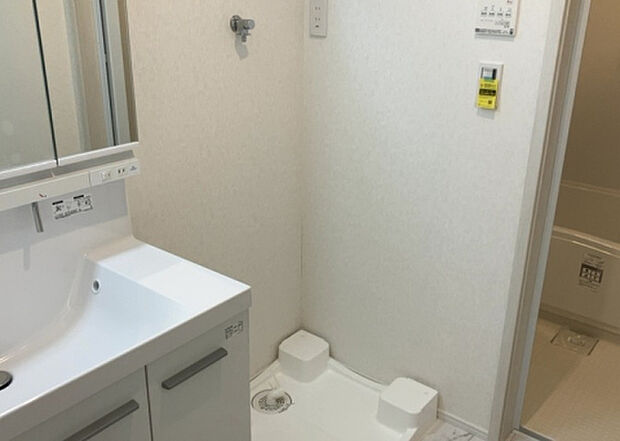 【ランドリースペース】ランドリースペースも気になります。洗濯機置場があり「洗う、干す、取り込む、アイロンがけ、たたむ」など、洗濯に関する家事をするための空間です。広さや収納など付帯設備も含めて、詳細は現地でご確認ください。