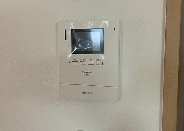 【ＴＶモニター付きインターホン】TVモニター付きインターホンは、来訪者の顔を確認できるだけでなく、音声でやり取りすることもできるため、セキュリティ面で安心できる設備です。モニター画面が大きく見やすいもの、夜間でも来訪者をしっかりと確認できるものなど、機能性を重視したいところです。