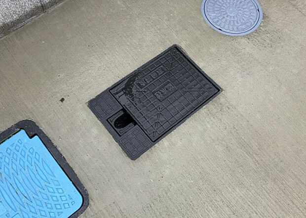 【その他設備】敷地内には、散水栓や立水栓があります。水道水を直接利用できるため、水を運ぶ手間を省くことが出来ます。大量の水を必要とする洗車作業や清掃などに役立ちます。その他設備とあわせて、現地でご確認ください。