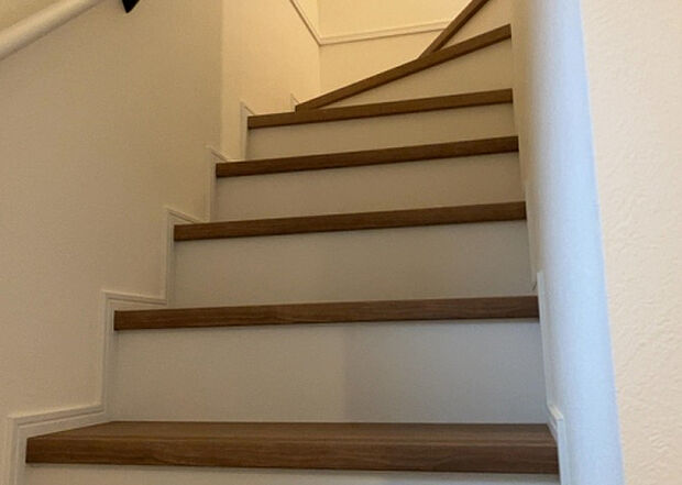 【内装】建物の上下階の通路である階段は、その位置によって動線や室内の印象が大きく左右されます。手摺にも重要な役割があり、転倒の防止・歩行や動作を円滑にして日常生活を支えることを主な目的として設置されています。