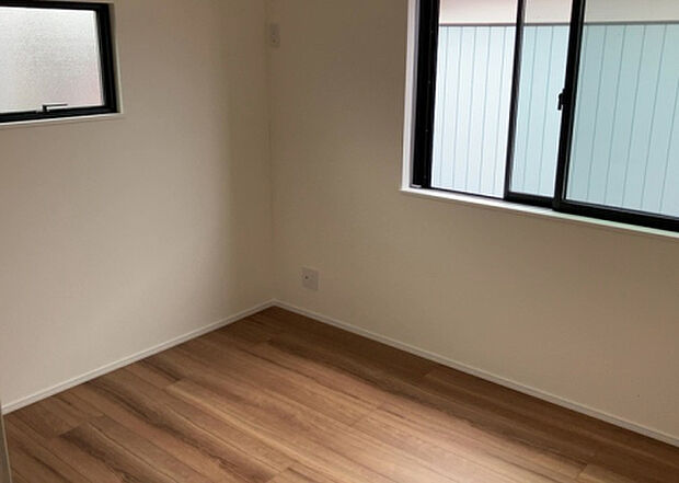 【洋室】洋室のメリットは重い家具が置きやすく、身の回りが整理しやすいことです。 床がフローリングのため畳とは異なり凹みにくいです。 クローゼットなど収納が豊富で、普段使わない旅行カバンや服の整頓も簡単にです。