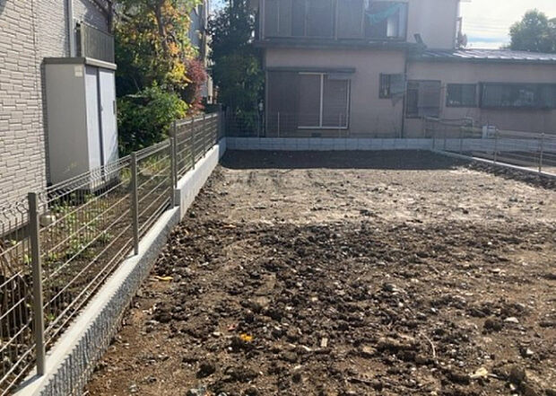 【構造・工法・仕様_2】ベタ基礎とは、柱の位置に関係なく全体に基礎がある事を指し、面積が大きい分建物の重さを全体に分散できます。また、地面からの湿気や害虫を遮断でき、木造住宅で心配されるシロアリ被害を防ぐ効果も期待できます。